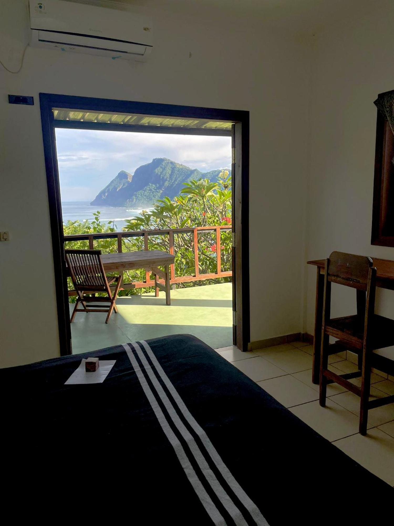 Merdeka House Maluk ภายนอก รูปภาพ